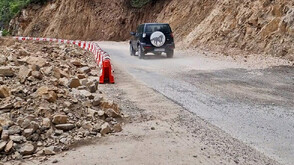 Свлечена земна маса затруднява движението по пътя Девин - Михалково