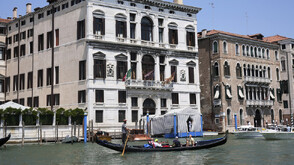 Осем ранени при сблъсък между туристическо корабче и гондоли във Венеция