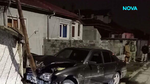 Младеж без книжка и с положителен тест за алкохол се заби в стълб и събори ограда в Разград