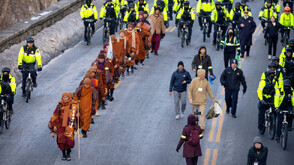 Група будистки монаси пристигнаха във Вашингтон след 15-седмичен Поход за мир