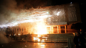 Ранени протестиращи и полицаи при сблъсъци в Тирана (ВИДЕО+СНИМКИ)