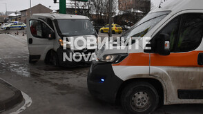 Микробус се вряза в кола и помете пътни знаци в Хасково (СНИМКИ)