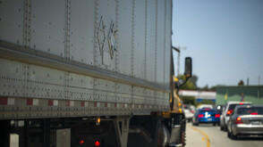 Тир и няколко коли се сблъскаха в София