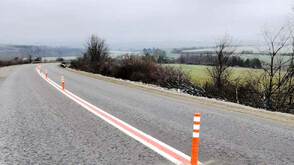 Поставят ограничителни колчета на пътя, където загинаха Сияна и кмет на Червен бряг (СНИМКИ)