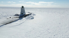 Полярният студ превърна езерото Ери в ледена пустиня (ВИДЕО)