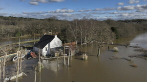 Оранжев код за опасно време в 19 френски департамента заради бурята "Нилс"