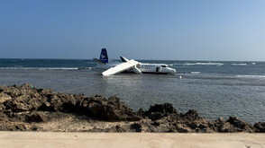Самолет с 55 души на борда кацна аварийно на плаж в Индийския океан