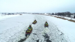 Битка с леда: Ледоразбивачи разчистват замръзналата река Висла (ВИДЕО)