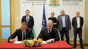 Гроздан Караджов подписа договорите за пътническите жп превози в страната