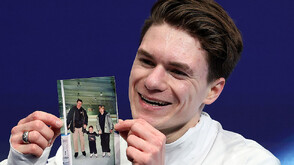 „Вижте какво направихме”: Емоционален олимпийски дебют на фигурист в памет на загиналите му родители