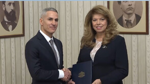 Президентът връчи мандата за съставяне на служебен кабинет на Андрей Гюров