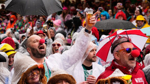 Хиляди се събраха за традиционния карнавал в Кьолн въпреки дъжда (ВИДЕО+СНИМКИ)