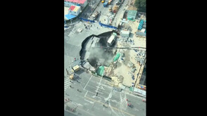 Гигантска дупка "погълна" натоварено шосе в Шанхай (ВИДЕО)