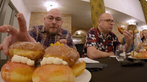 Вкусна сладост: Ентусиасти се включиха в надяждане с понички в Краков (ВИДЕО)