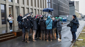 "Вие сте убийци": Роднини на жертвите от пожара в Кран-Монтана нападнаха собствениците на клуба (ВИДЕО)