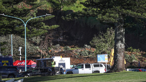 Буря причини транспортен хаос и остави хиляди домакинства без ток в Нова Зеландия (ВИДЕО+СНИМКИ)