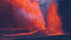 Вулканът Килауеа озари нощното небе с огромни фонтани от лава (ВИДЕО)