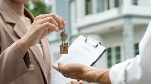 Високи наеми в Гърция: Все повече млади хора остават при родителите си