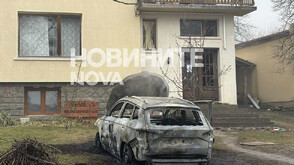 В знак на подкрепа: Кметове от цялата страна се събират пред дома на Самуил Попов