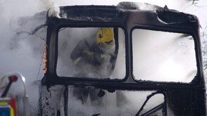 Три автобуса и влекач изгоряха при пожар в Костинброд, щети има и по автомобил и бус