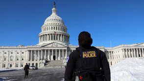 Задържаха въоръжен мъж, тичащ към сградата на Конгреса на САЩ