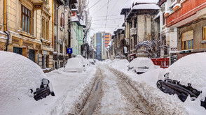 Обилни снеговалежи блокираха Букурещ и отмениха полети, един от тях кацна в София (ВИДЕО+СНИМКИ)