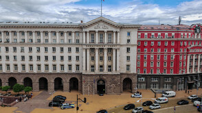 Кой кой е в служебния кабинет „Гюров”?