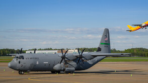 МО: Американски военни самолети кацнаха в София заради обучение на НАТО, а не на път за Иран