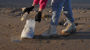 Мъж обучил кучето си да изхвърля незаконно боклук, за да избегне камерите в Сицилия