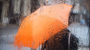 Предупреждение за интензивни валежи от дъжд и сняг в събота