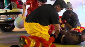 Нестандартен арест: Полицаи заловиха сериен обирджия, дегизирани като танцуващи лъвове