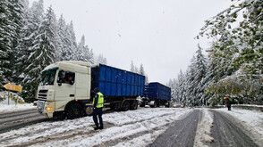 Тежка зимна обстановка в страната: Затворени пътища, закъсали тирове и ограничено движение