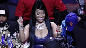 Ники Минаж получи Библия, подписан от Тръмп