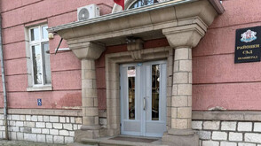 Атакуваха с камъни сградата на Районния съд във Велинград