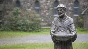 За първи път от почти 8 века: Мощите на свети Франциск от Асизи са изложени за поклонение в Италия