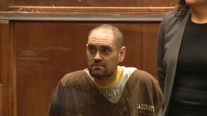 Синът на режисьора Роб Райнър пледира невинен по обвинението за убийството на родителите си