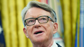 Делото „Епстийн“: Освободиха под гаранция бившия британски посланик в САЩ Питър Манделсън