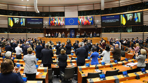 Eвроинституциите в Брюксел грейнаха в цветовете на украинския флаг, Зеленски с реч пред депутатите