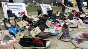 Привърженици на ДСБ поставиха обувки пред посолството на Русия в памет на жертвите в Украйна (СНИМКИ)