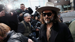 Ръсел Бранд пледира невинен по още две обвинения за сексуални престъпления (ВИДЕО)