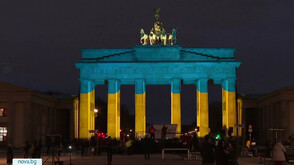 Емблематични сгради по света бяха осветени в цветовете на украинското знаме