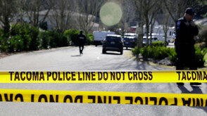 Мъж намушка смъртоносно четирима души в американския щат Вашингтон, полицията го застреля