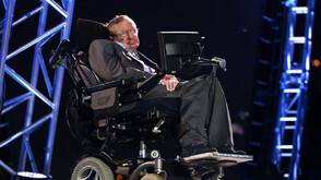 Появи се снимка на покойния Стивън Хокинг с жени по бикини в досиетата "Епстийн"