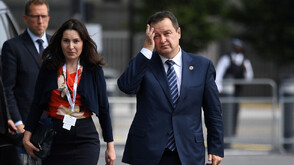 Сръбският вицепремиер Ивица Дачич е в болница, лекарите се борят за живота му