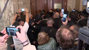 Протестиращи опитаха да нахлуят в кабинета на Сарафов в Съдебната палата (ВИДЕО+СНИМКИ)