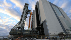 НАСА прибира ракетата „Артемис 2“ в хангар за ремонт