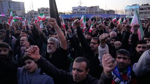 Иран обяви 40-дневен траур заради смъртта на аятолаха. Хиляди се събраха в Техеран в негова памет (ВИДЕО)