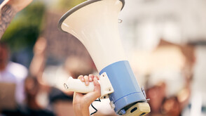 Работещи в градския транспорт в три града, в АПИ и „Български пощи” излизат на протести