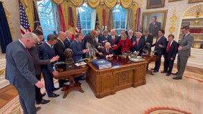 Пастори се молиха за здраве на Тръмп в Овалния кабинет (ВИДЕО)