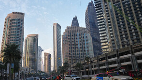 Небостъргач в Дубай беше ударен от отломки на свален ирански дрон (ВИДЕО)